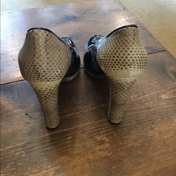 CHLOE BLK PAT/SNAKE ROUND TOE STACK HEEL PUMP *8.5 - Picture 7 of 15